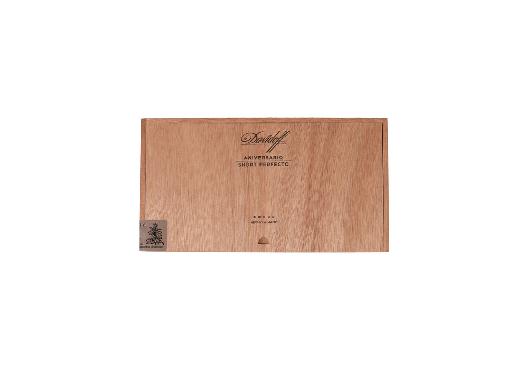 Davidoff Aniversario Short Perfecto product photo on white background at Cigar Club Miami