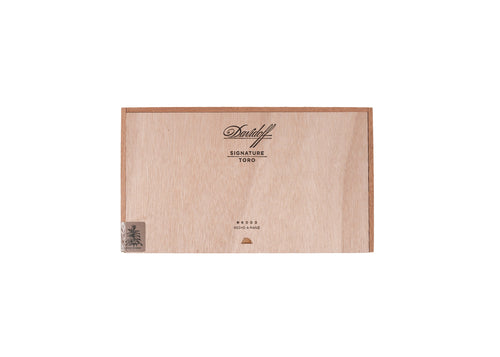 Davidoff Signature Toro product photo on white background at Cigar Club Miami