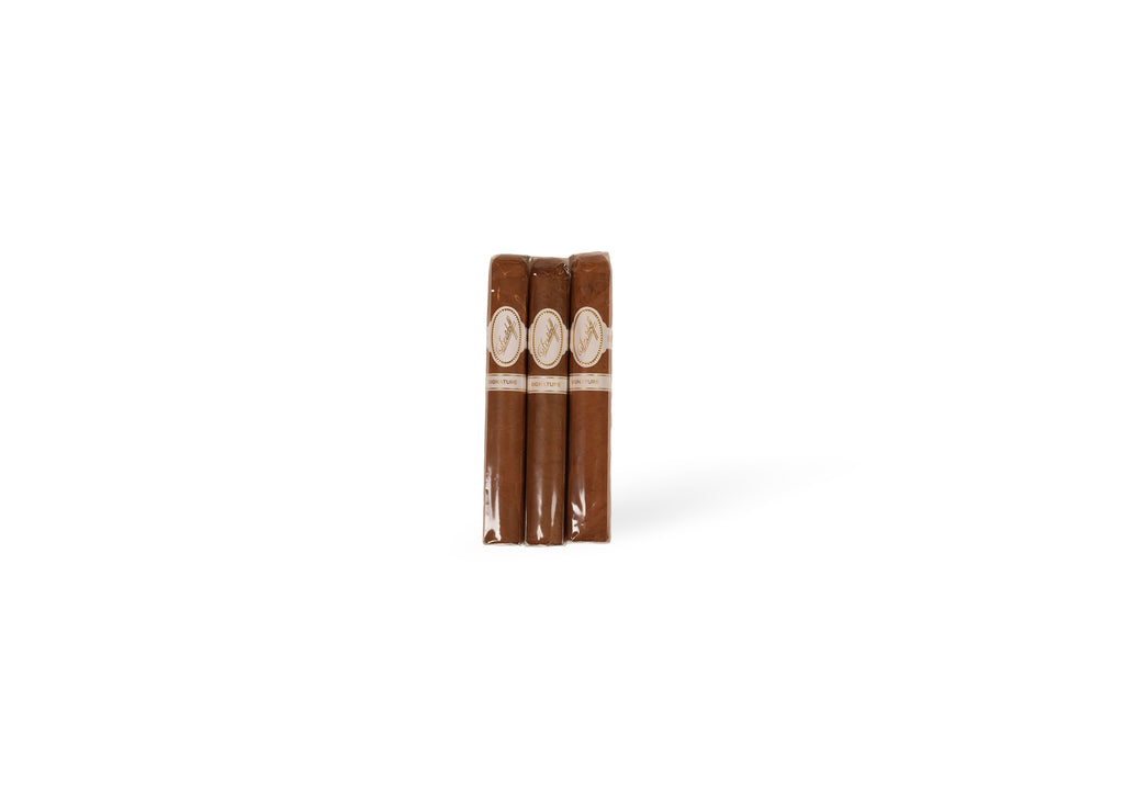 Davidoff Signature Toro product photo on white background at Cigar Club Miami