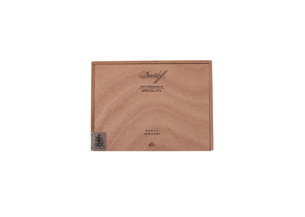 Davidoff Aniversario Special T Pirámides product photo on white background at Cigar Club Miami