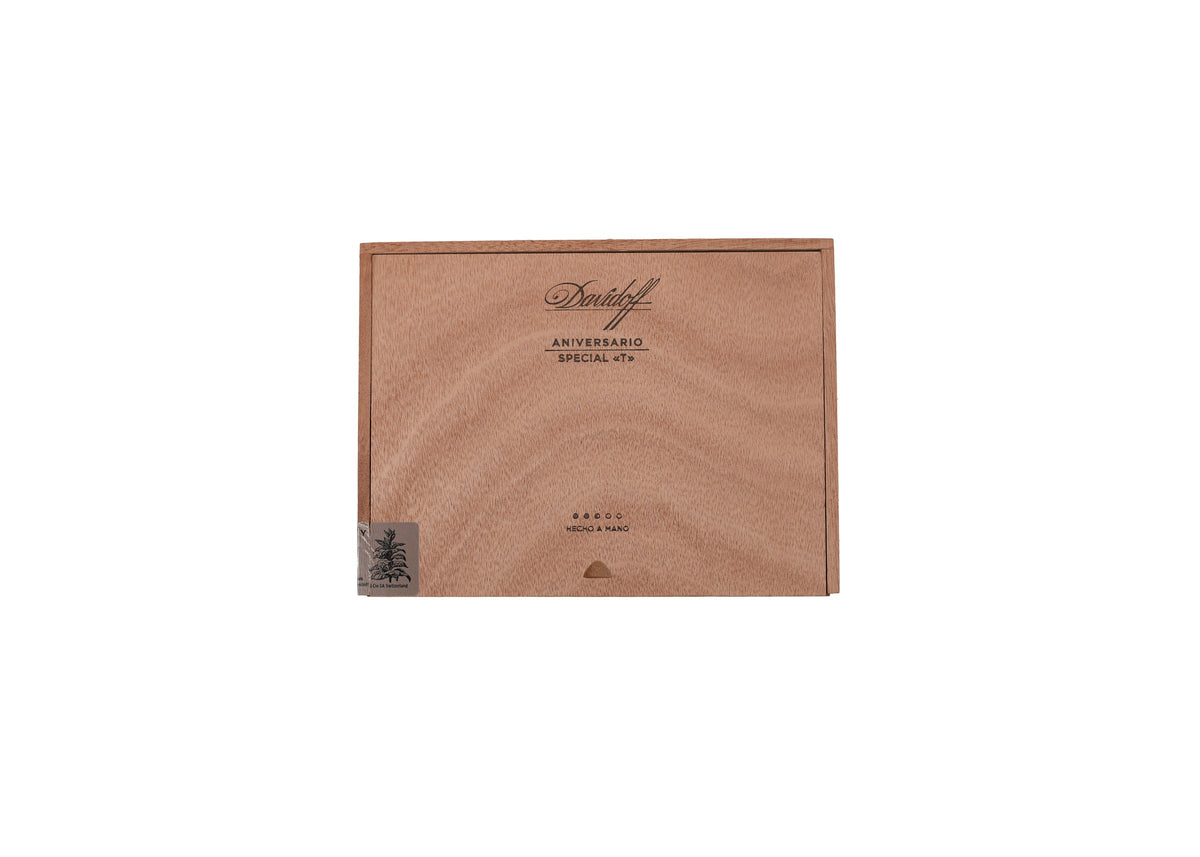 Davidoff Aniversario Special T Pirámides product photo on white background at Cigar Club Miami